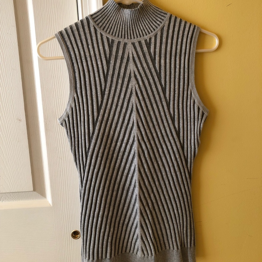 Sleeveless fitted blouse medium